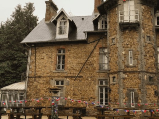 Vue sur l'extérieur du centre de colo qui accueille des jeunes cet été