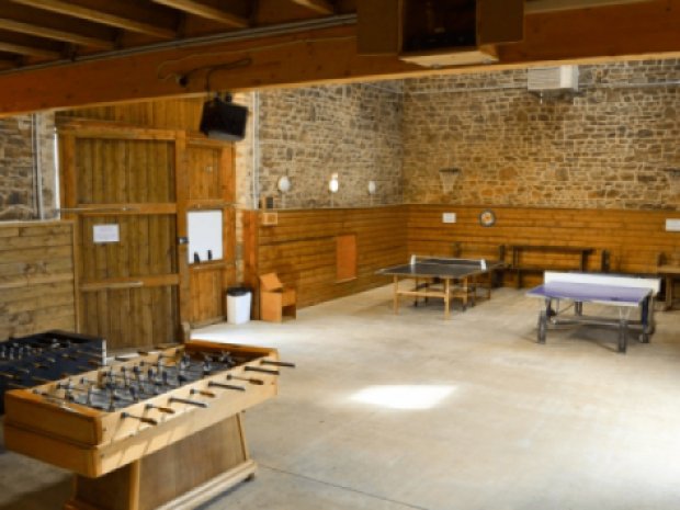 Salle commune du centre de colo de vacances de Bacilly en Normandie qui accueille des jeunes en colo cet été 