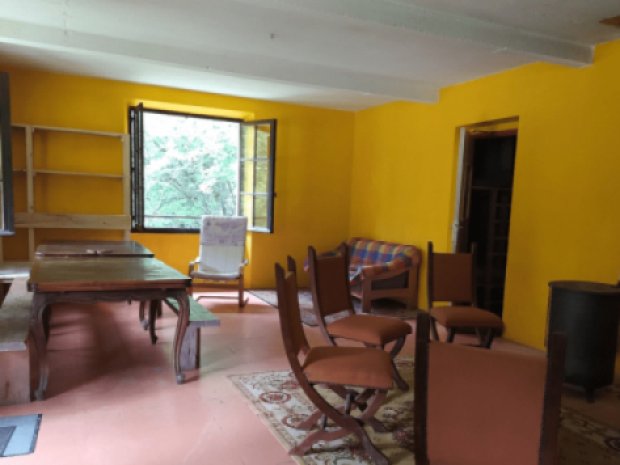 Salle commune dans le refuge d'Esparron dans le Vercors qui peut accueillir des jeunes en colo