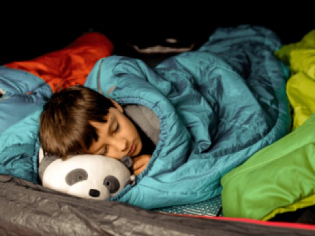 Jeune garçon qui dort en colonie de vacances en itinérance cet été
