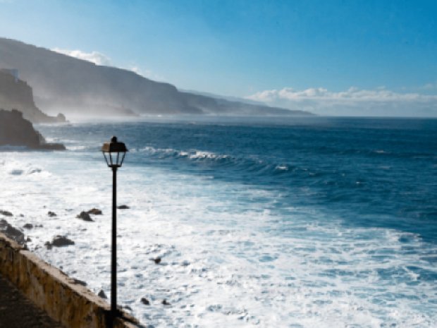 Paysages mer et falaises volcaniques cet hiver à Tenerife sur les iles Canaries 