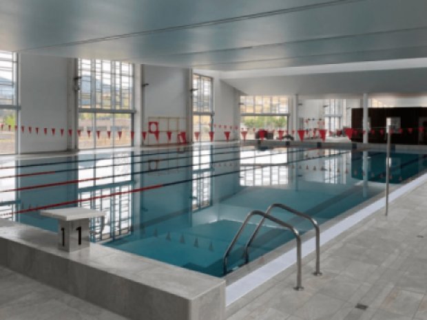 Vue sur la piscine du centre de vacances d'Yssingeaux