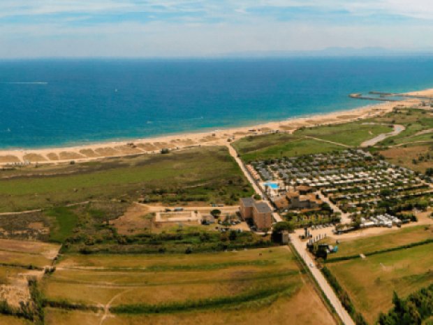 Vue sur la mer en hauteur, tout près du camping Castell Mar en Espagne où les jeunes sont partis en colo cet été