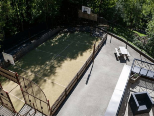 Vue sur le terrain de sport a côté du centre de vacances du Tetras Lyre qui accueille des jeunes en colo de vacances cet été