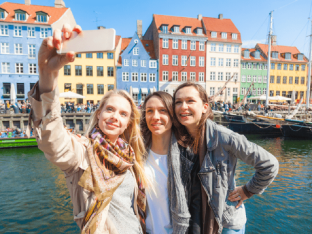 Jeunes ados en colo de vacances au Danemark cet hiver qui logent en auberge de jeunesse et en hotel confortables