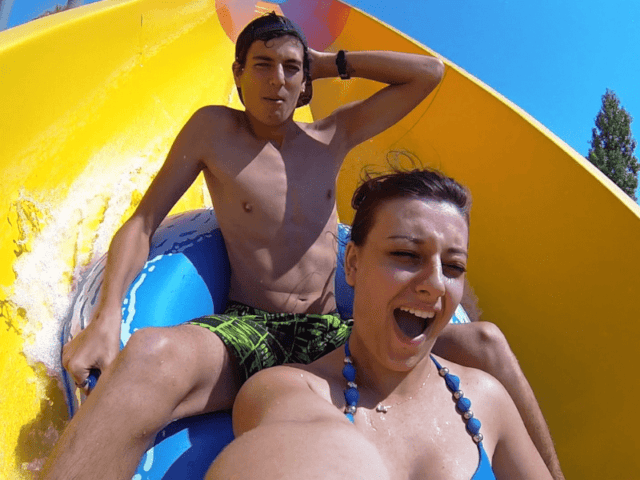 Parc aquatique en colo de vacances pour ados cet été