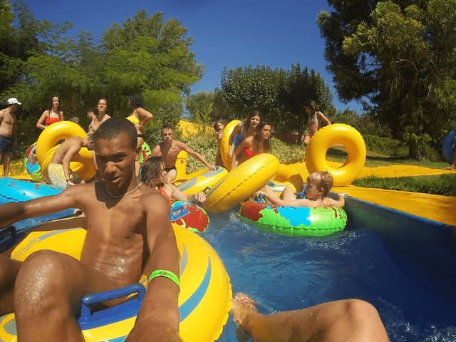 Ados dans les parcs aquatiques de la Belgique et des Pays Bas en colo de vacances cet été