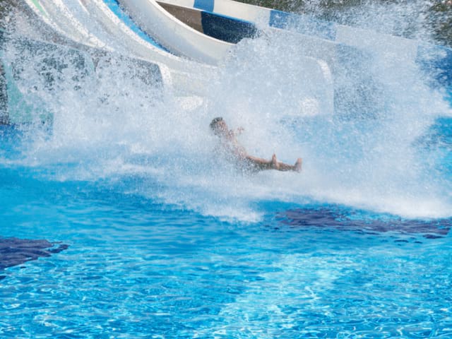 Ado en colo de vacances parcs aquatiques cet été spéciale ados
