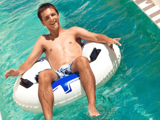 Ado en colo de vacances parcs aquatiques cet été spéciale ados