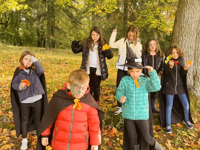 Groupe d'enfants de 6 à 13 ans qui profitent de leur colo sur le thème d'Harry Potter