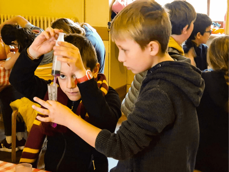 Activité manuelle en colo de vacances Harry Potter au château de St Fargeau 
