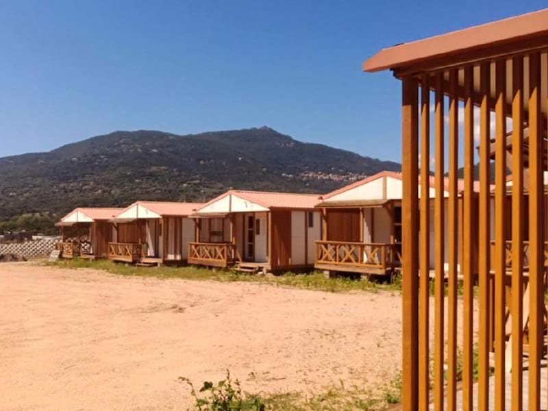 vue sur les chalets d'accueil de la colonie de vacances en corse pour ados