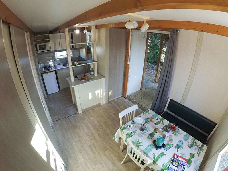 Intérieur d'un chalet de colonie de vacances en corser