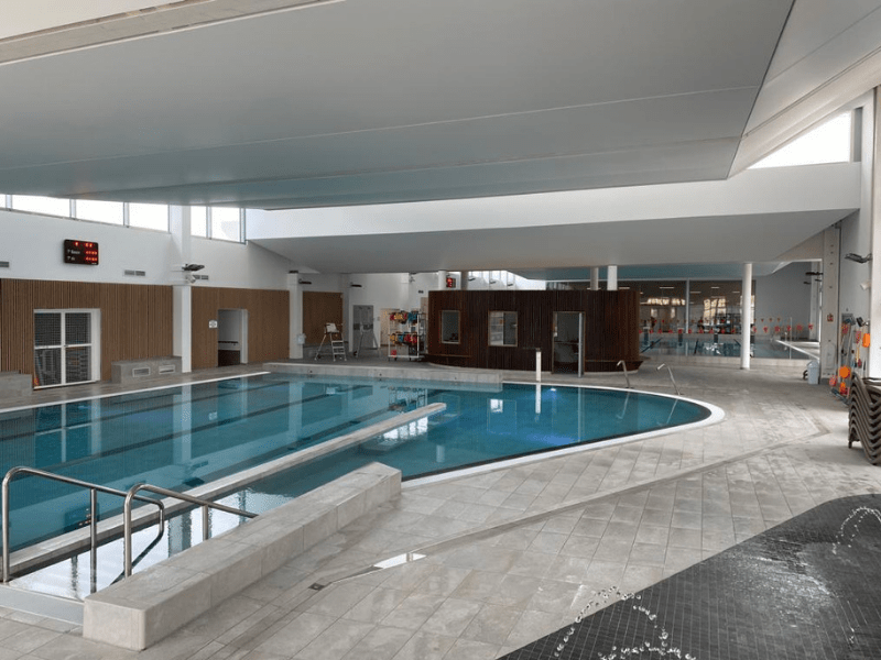 Vue sur la nouvelle piscine d'Yssingeaux qui accueille des jeunes en stage de natation