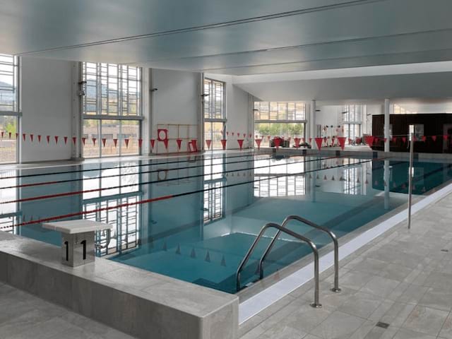 Vue sur la piscine d'Yssingeaux qui accueilles des enfants et ados en colo qui pratiquent la natation