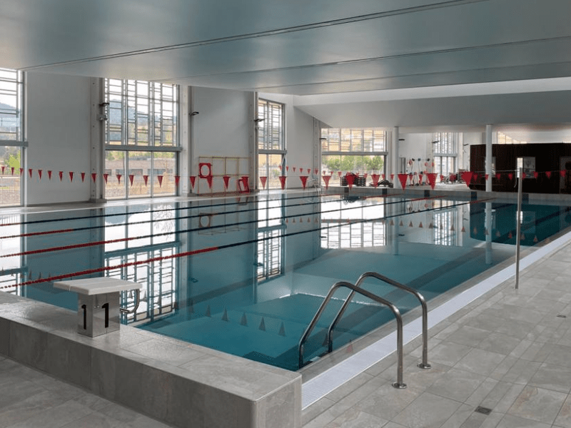 Piscine du complexe de Choumouroux qui accueille des jeunes durant la colo Sports Academy natation