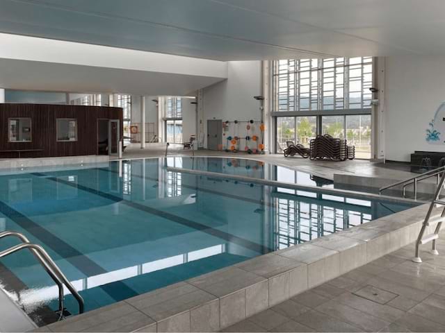Nouvelle piscine qui accueille des jeunes durant leur stage de natation