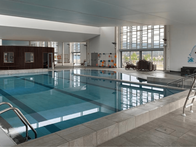 Vue sur la nouvelle piscine d'Yssingeaux qui accueille des jeunes en stage de natation