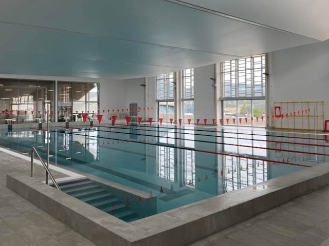 Vue sur la nouvelle piscine d'Yssingeaux qui accueille des jeunes en stage de natation