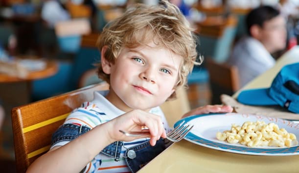 Enfant souriant en train de déguster un plat sans viande