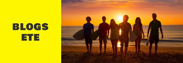 Bouton blogs été et jeunes sur la plage tenant une planche de surf