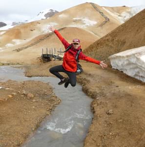 Ado qui saute dans les airs en Islande