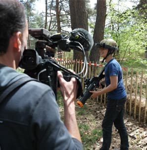 Personne en train de filmer une vidéo sur les colonies de vacances Djuringa Juniors