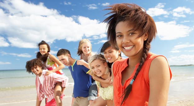 Groupe d'adolescents heureux à la plage