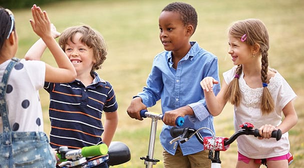 Enfants du même âge se saluant en colonie de vacances