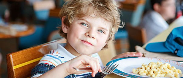 Enfant à table en classe de découvertr