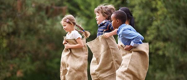 Enfants qui jouent ensemble en classe découverte