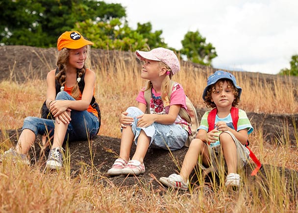 Trois fillettes en classe découverte à la campagne