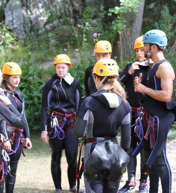 Animateur de colonie de vacances présentant le canyoning