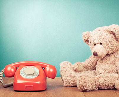 Ourson en peluche et téléphone de l'infirmerie de colonie de vacances