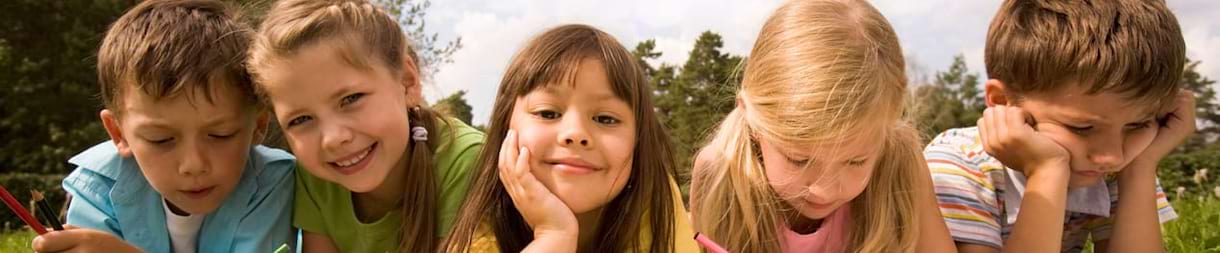 Groupe de jeunes enfants dans l'herbe