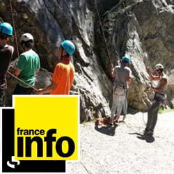 Enfants en colo en train de pratiquer l'escalade