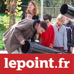 Enfants et professeurs qui observent le ciel depuis un téléscope 