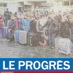 Groupe d'enfants avec leur valise en colonie de vacances