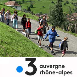 Groupe d'enfants en colonie de vacances à la campagne