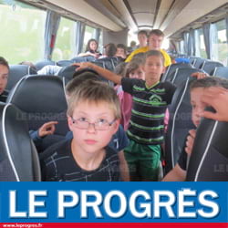 Enfants dans un bus en direction des colonies de vacances