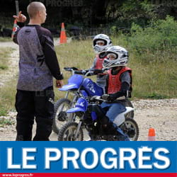 Jeunes enfants pratiquant la moto electrique