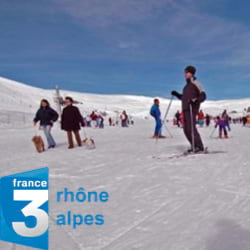 Personnes skiant sur les pistes