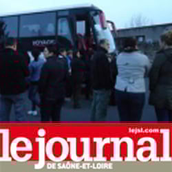 Enfants qui rentrent de colonie de vacances en bus 