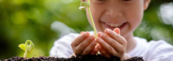 Enfant qui fait pousser des plantes