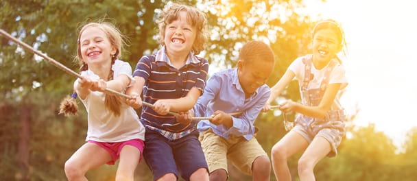 Enfants heureux qui s'amusent à tirer à la corde