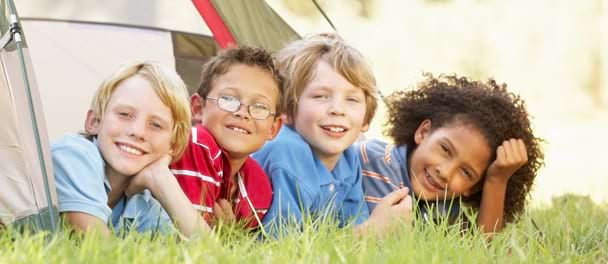 Plusieurs visages d'enfants sortant d'une tente