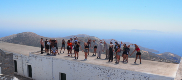 Enfant qui regarde dans des jumelles