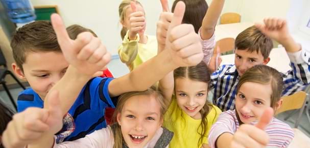 Groupe d'enfants heureux avec pouces en l'air