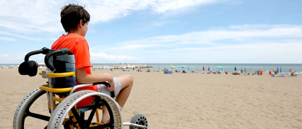 Enfant en situation de handicap à la plage