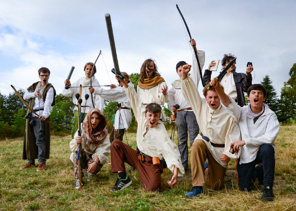 Groupe de jeunes en jeu grandeur déguisés en colo